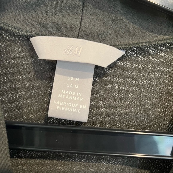 H & M dressy shirt with short sleeve bat sleeves - Picture 3 of 4